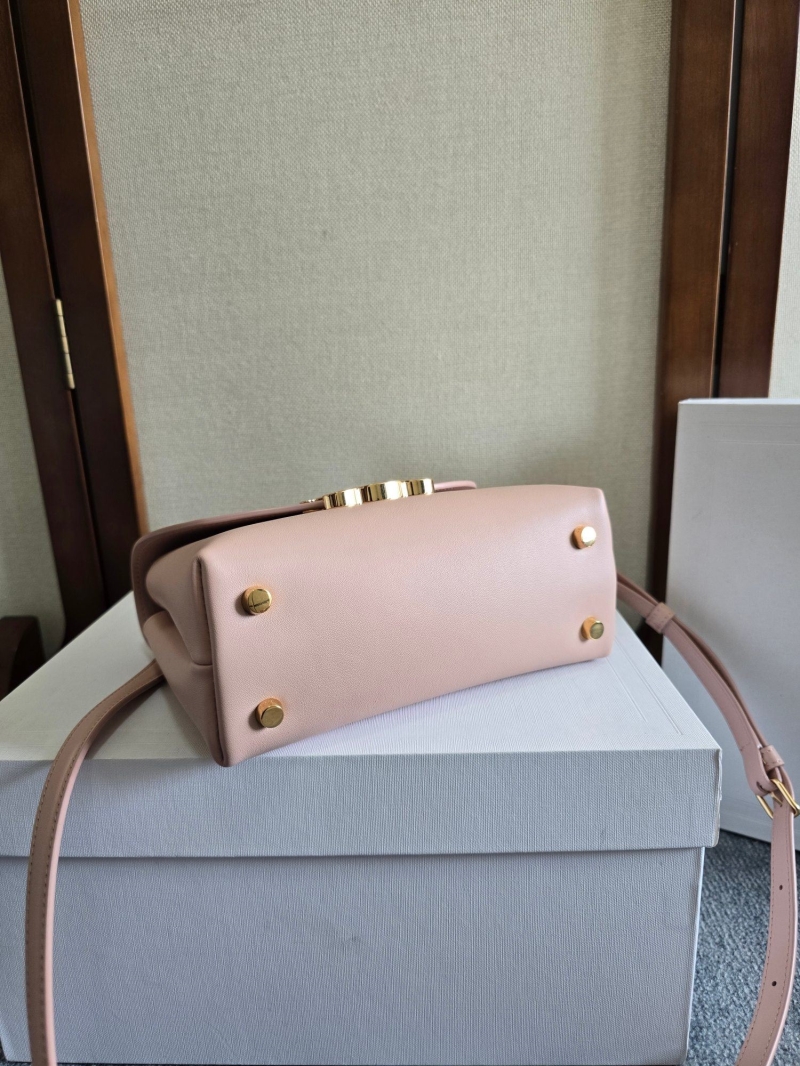 Ce1i*e kelly bags